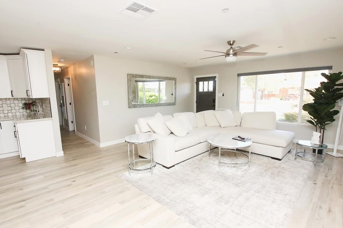 Living room with sectional sofa at Columbus House