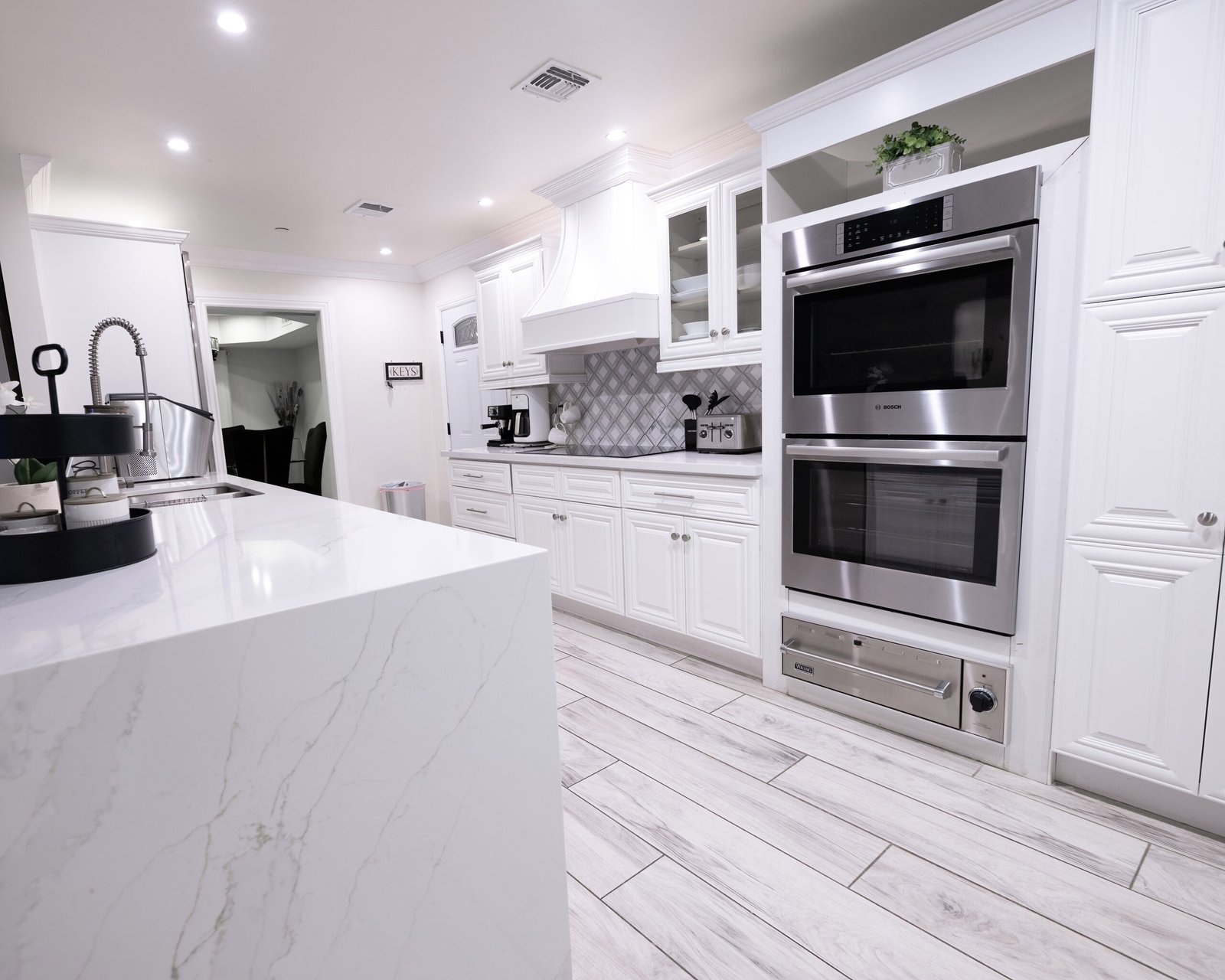 Full equipped kitchen in Scottsdale golf vacation rental for large groups
