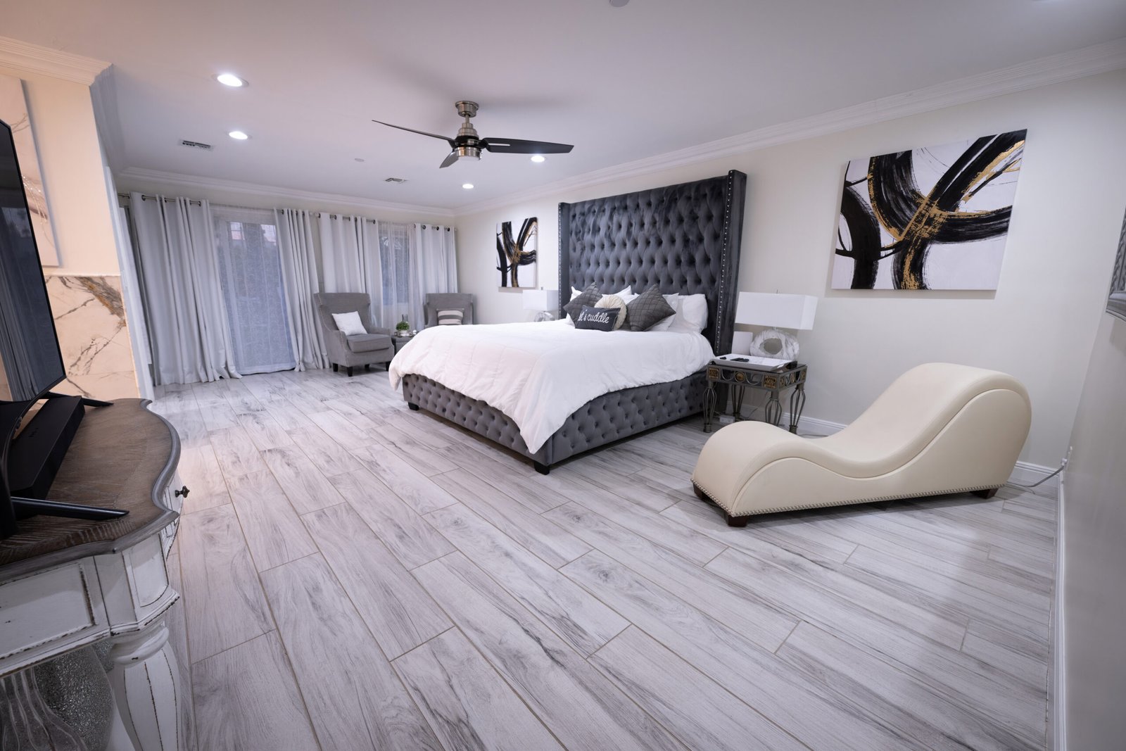 King bedroom in 6-bedroom Scottsdale golf trip house near Kierland