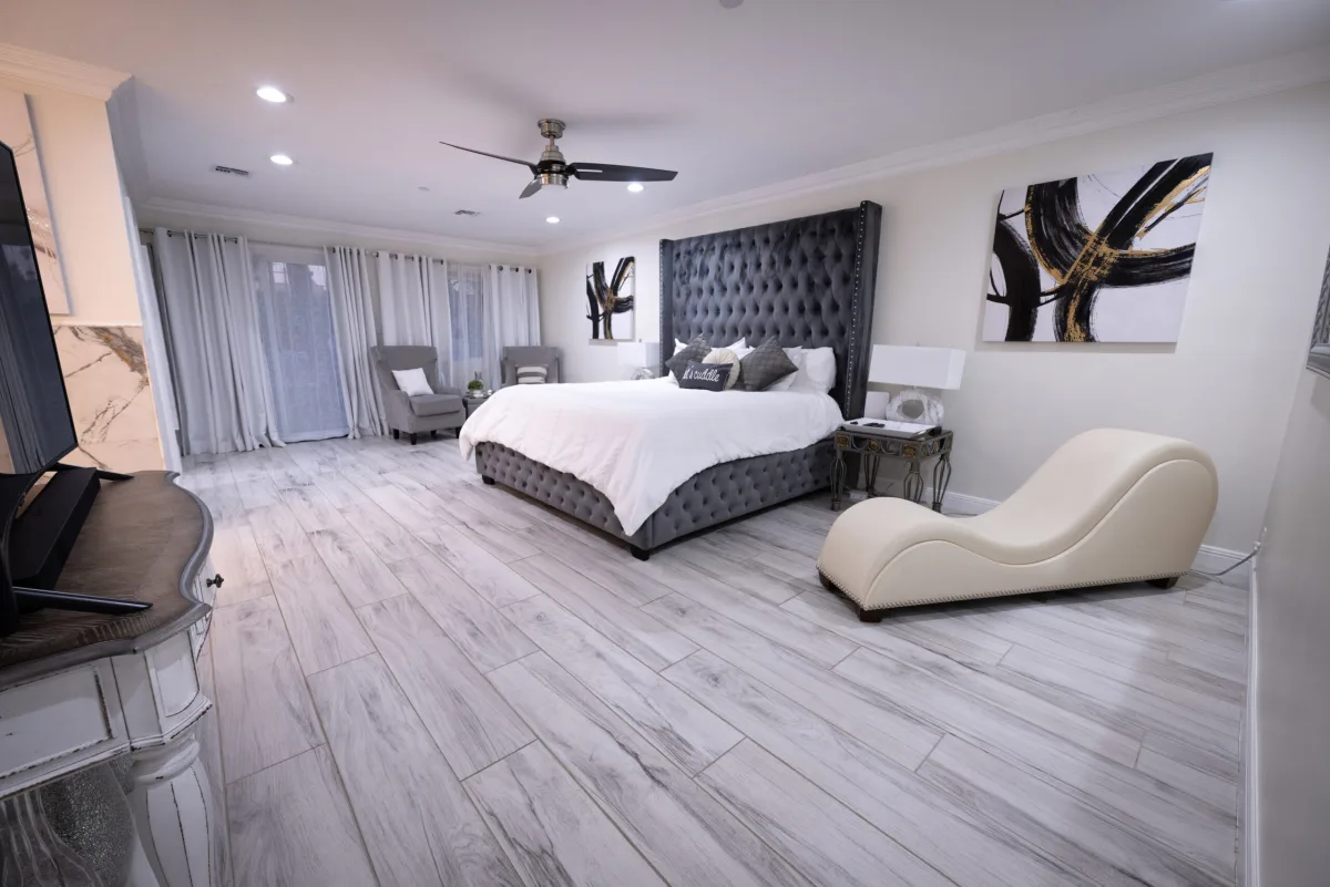 King bedroom in 6-bedroom Scottsdale golf trip house near Kierland